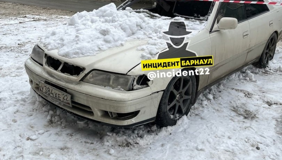 Лавина снега рухнула на припаркованную иномарку в центре Барнаула