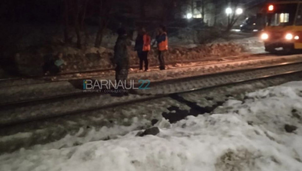 Мужчину сбил трамвай вечером в Барнауле


