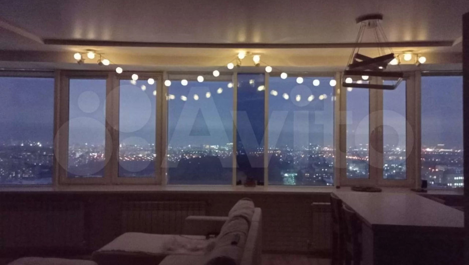  Уютную двушку с панорамными окнами продают за 6,6 млн рублей в краевой столице
