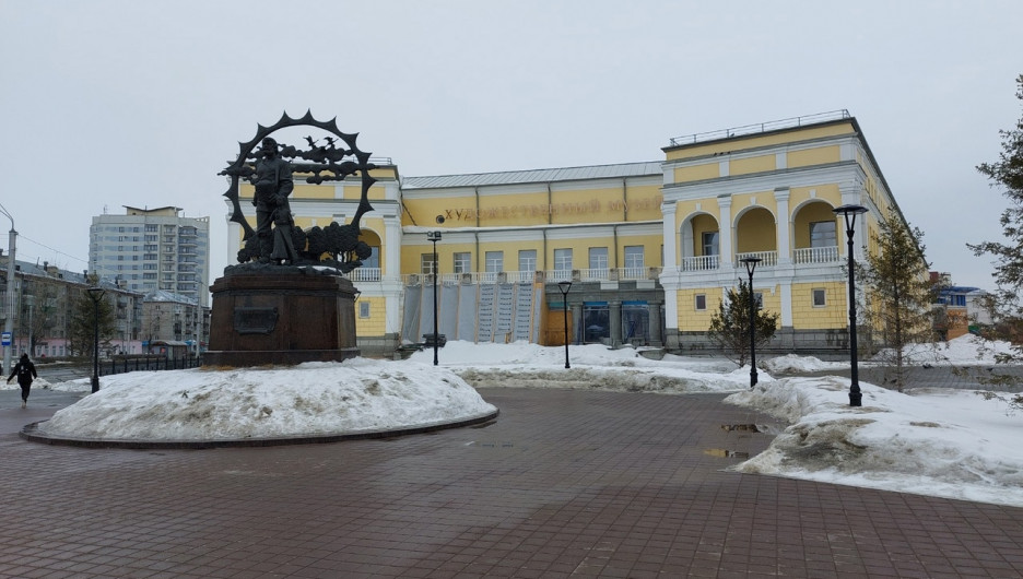 На здании Художественного музея в Барнауле установили вывеску