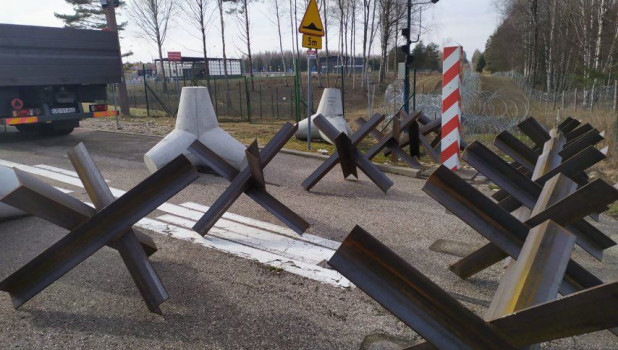 Польша устанавливает противотанковые ежи на границе с Россией и Белоруссией