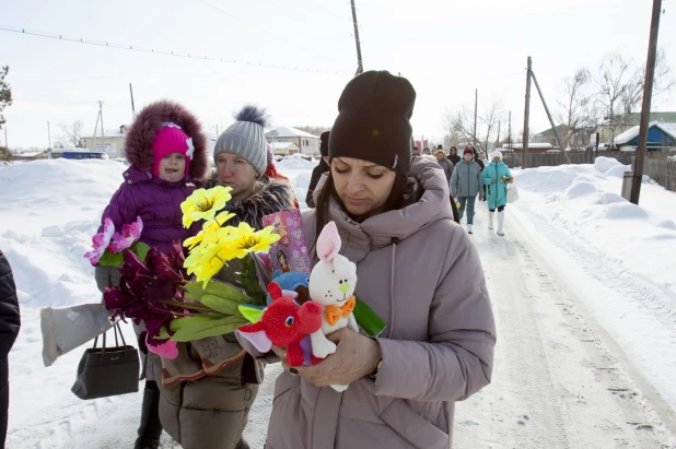 Как в селе Урожайное Советского района переживают гибель полуторагодовалой девочки от рук матери. 