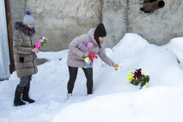 Как в селе Урожайное Советского района переживают гибель полуторагодовалой девочки от рук матери. 