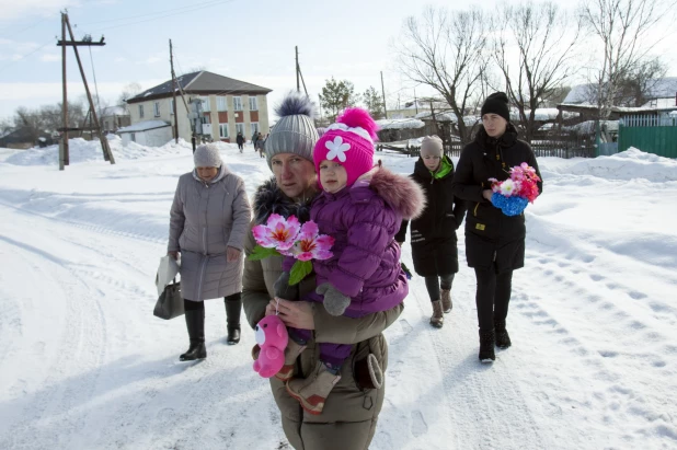 Как в селе Урожайное Советского района переживают гибель полуторагодовалой девочки от рук матери. 