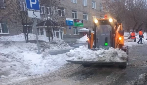 Обработка дорог и тротуаров дорожными службами Барнаула.