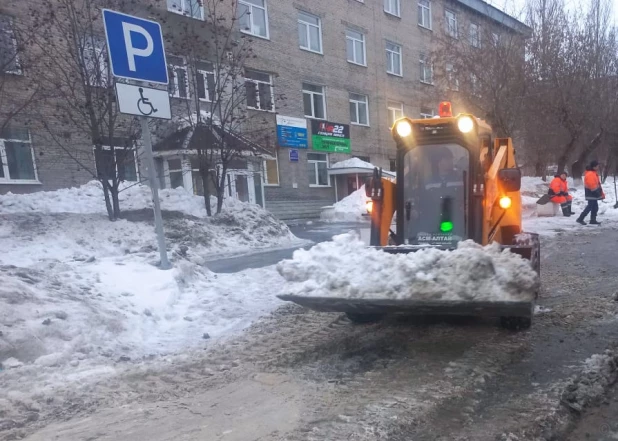 Обработка дорог и тротуаров дорожными службами Барнаула.