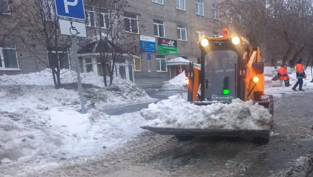 Обработка дорог и тротуаров дорожными службами Барнаула.