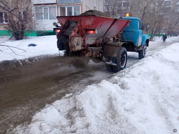 Обработка дорог и тротуаров дорожными службами Барнаула.