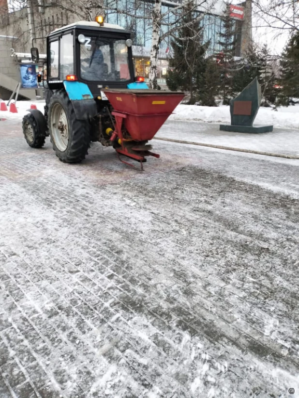 Обработка дорог и тротуаров дорожными службами Барнаула.