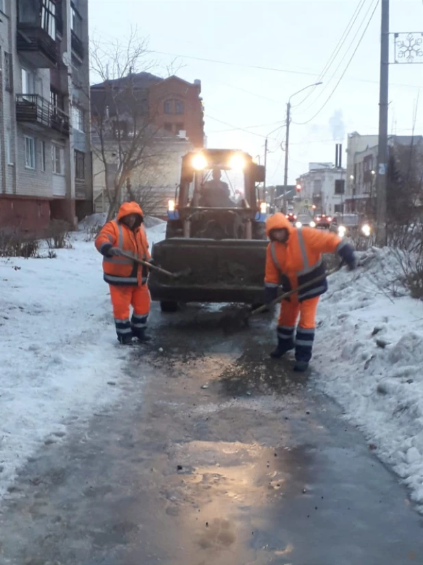 Обработка дорог и тротуаров дорожными службами Барнаула.