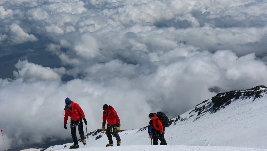 ЧП на Кавказе: альпинистов с обморожениями сняли со склона Эльбруса