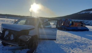 Судно столкнулось с автомобилем.