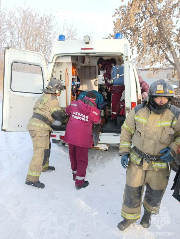 Спасатели вытащили пенсионерку из-под завалов частного дома в Новоалтайске

