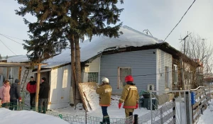 Спасатели вытащили пенсионерку из-под завалов частного дома в Новоалтайске

