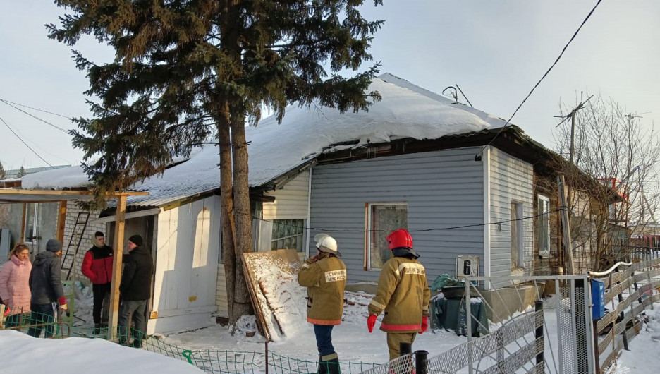Спасатели вытащили пенсионерку из-под завалов частного дома в Новоалтайске