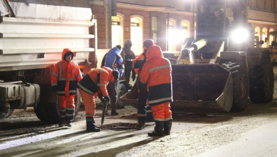 Холодным асфальтом ремонтируют дороги в Барнауле