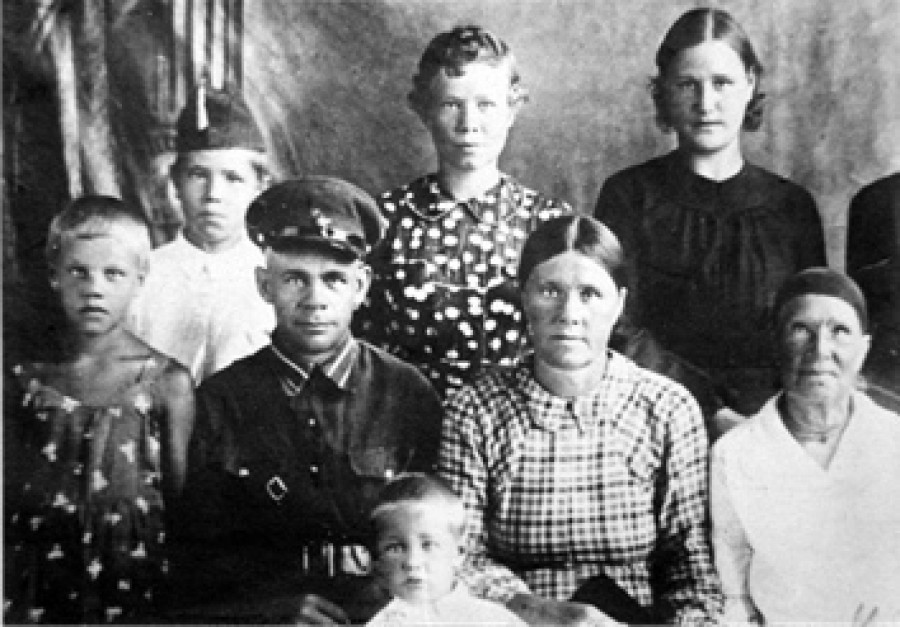 Семья Цукановых, Мария Цуканова в центре.