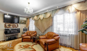 Роскошное поместье с дорогой мебелью продают за 6 млн рублей в Барнауле

