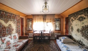 Старинную квартиру, полностью увешанную коврами, продают за 6,2 млн рублей в Барнауле


