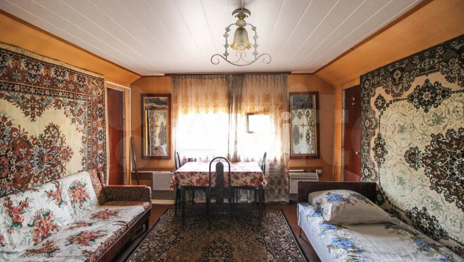 Старинную квартиру, полностью увешанную коврами, продают за 6,2 млн рублей в Барнауле

