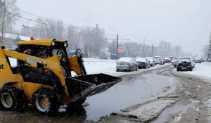 Дорожная служба очищает улицы и тротуары.