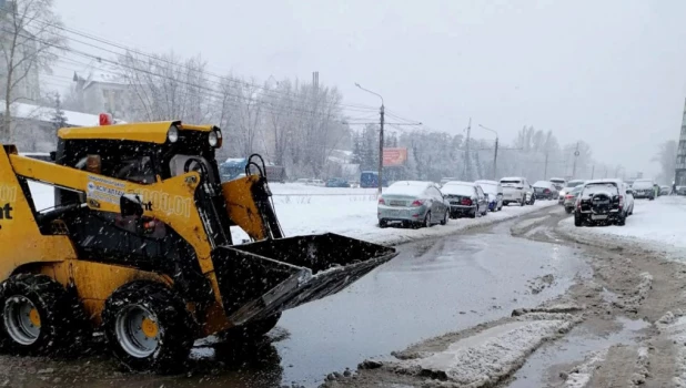 Дорожная служба очищает улицы и тротуары.