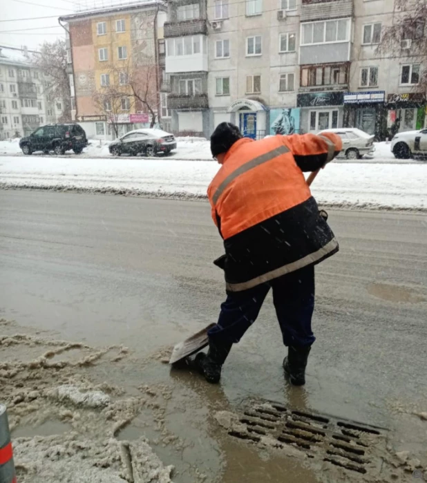 Дорожная служба очищает улицы и тротуары.