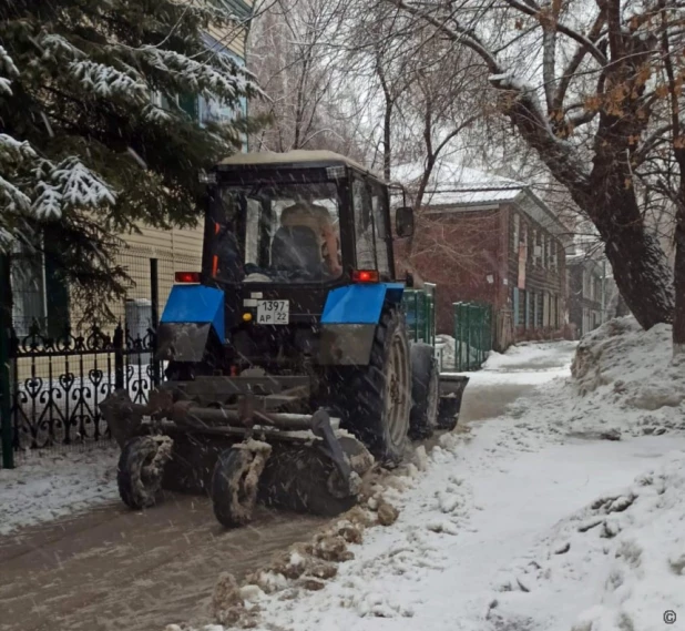 Дорожная служба очищает улицы и тротуары.