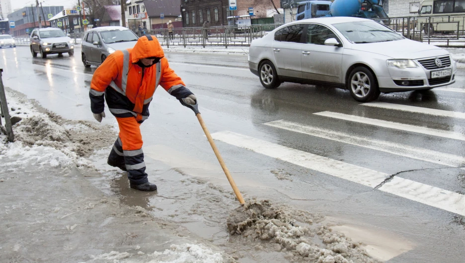 Жители Барнаула упорно преодолевают мокрый снег и лужи. Фоторепортаж altapress.ru
