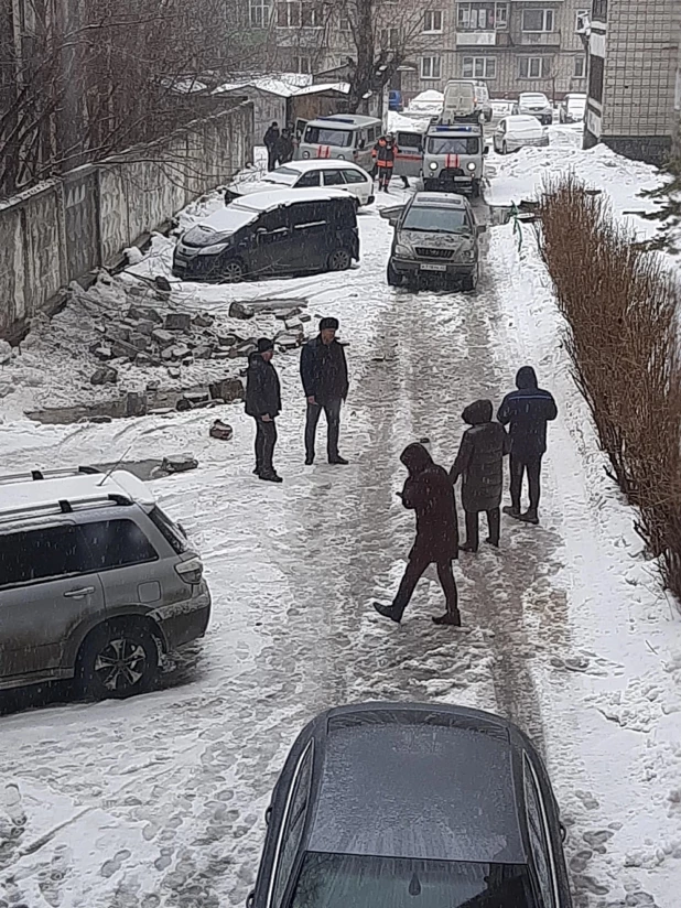 Тяжелые шлакоблоки рухнули на парковку жилого дома в Барнауле

