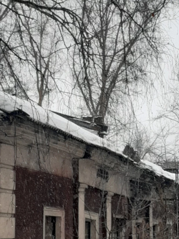 Тяжелые шлакоблоки рухнули на парковку жилого дома в Барнауле

