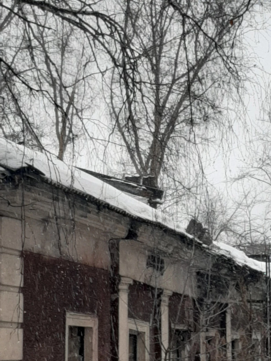 Шлакоблоки рухнули на автомобили около жилого дома в Барнауле