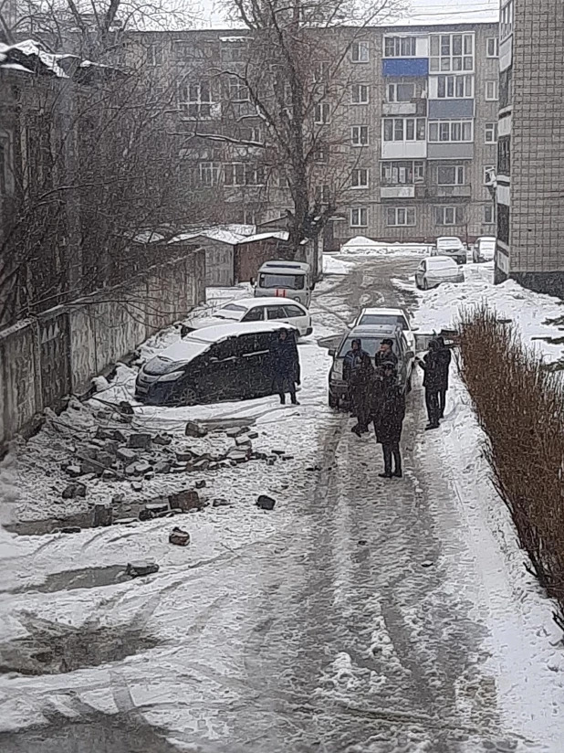 Тяжелые шлакоблоки рухнули на парковку жилого дома в Барнауле

