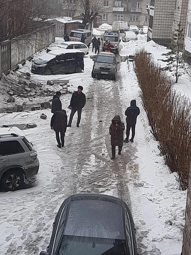 Тяжелые шлакоблоки рухнули на парковку жилого дома в Барнауле

