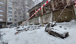 Шлакоблоки рухнули на парковку жилого дома в Барнауле

