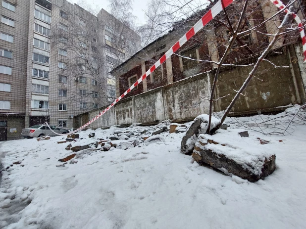 Шлакоблоки рухнули на парковку жилого дома в Барнауле

