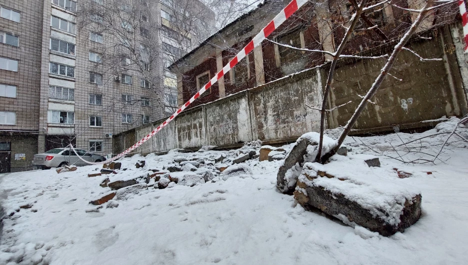 Шлакоблоки рухнули на парковку жилого дома в Барнауле

