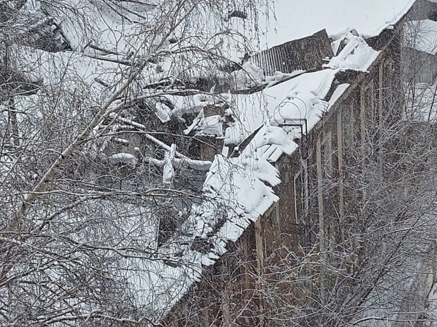 Шлакоблоки рухнули на парковку жилого дома в Барнауле

