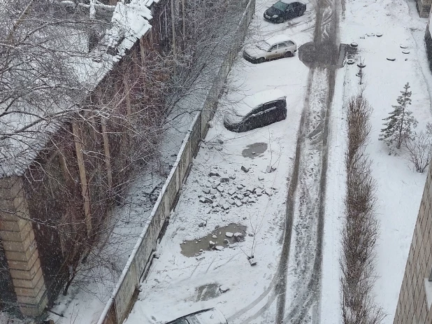 Шлакоблоки рухнули на парковку жилого дома в Барнауле

