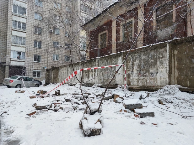 Шлакоблоки рухнули на парковку жилого дома в Барнауле

