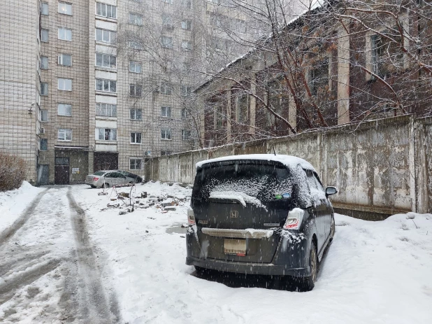 Шлакоблоки рухнули на парковку жилого дома в Барнауле

