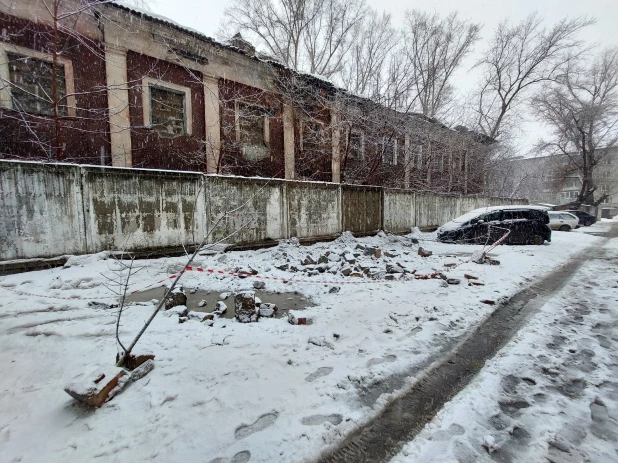 Шлакоблоки рухнули на парковку жилого дома в Барнауле

