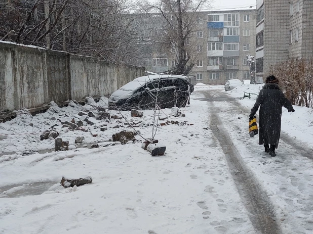 Шлакоблоки рухнули на парковку жилого дома в Барнауле

