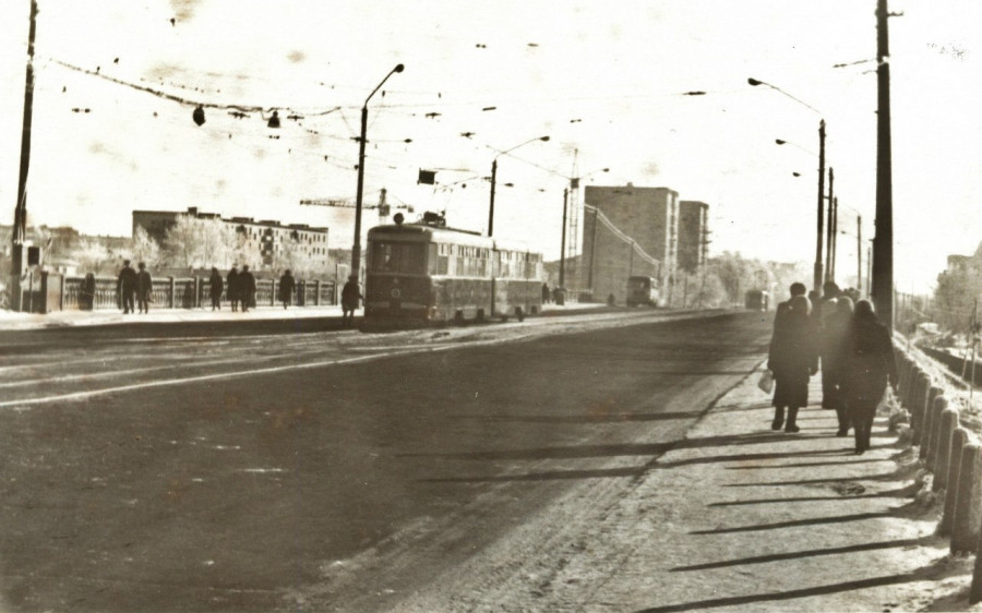 Трамвайные пути на пр. Ленина через мост, год не указан.
