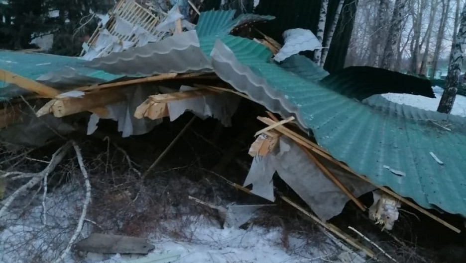 Шквалистым ветром унесло крышу школы в Алтайском крае