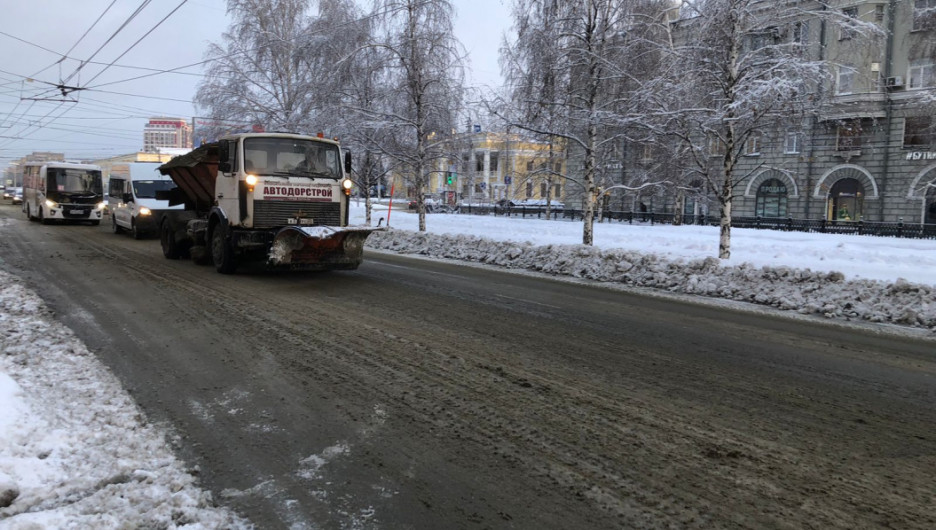 Барнаульские дорожники приступили к обработке скользких дорог и тротуаров