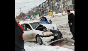 Автомобиль врезался в автобус.