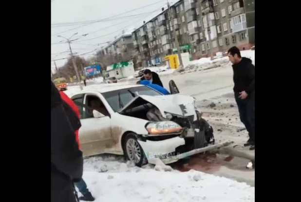 Автомобиль врезался в автобус.