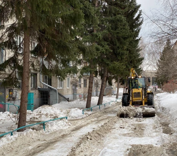 Уборка снега во дворах. 