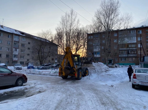 Уборка снега во дворах. 